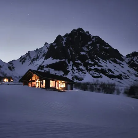 Cozy Family In Uniquely Situated Hiking Area