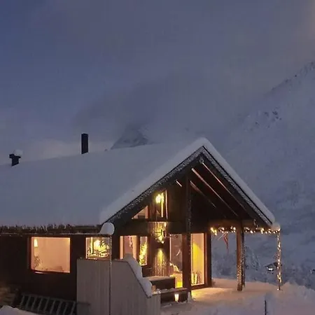 Cozy Family In Uniquely Situated Hiking Area
